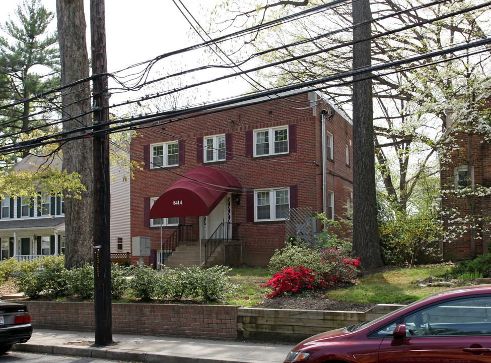 8414 Flower Ave in Takoma Park, MD - Foto de edificio