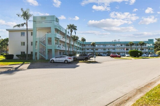 2455 Finlandia Ln in Clearwater, FL - Building Photo - Building Photo