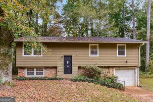 5869 Bobbin Ln in Lithonia, GA - Building Photo