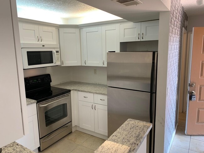8195 Thames Blvd in Boca Raton, FL - Building Photo - Building Photo