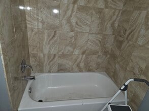 2435 N 15th St in Milwaukee, WI - Foto de edificio - Building Photo