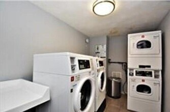 9 Hallmark Gdns, Unit 9  hallmark  unit 9 in Burlington, MA - Foto de edificio - Building Photo