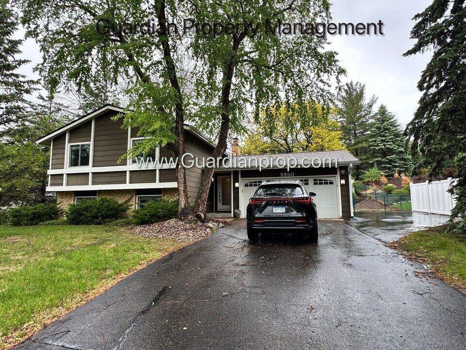 9950 Buckingham Dr in Eden Prairie, MN - Building Photo