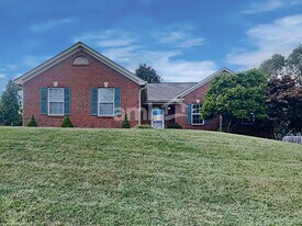 7301 Blackstone Dr in Florence, KY - Building Photo