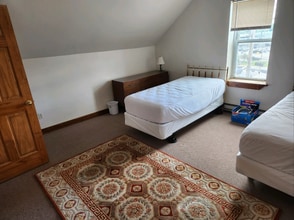 28 Bates St, Unit 2 in Lewiston, ME - Foto de edificio - Building Photo