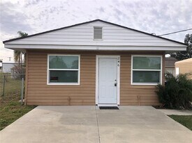 246 W Bay Ave in Eagle Lake, FL - Building Photo