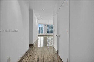 901 Brickell Key Blvd in Miami, FL - Building Photo - Building Photo