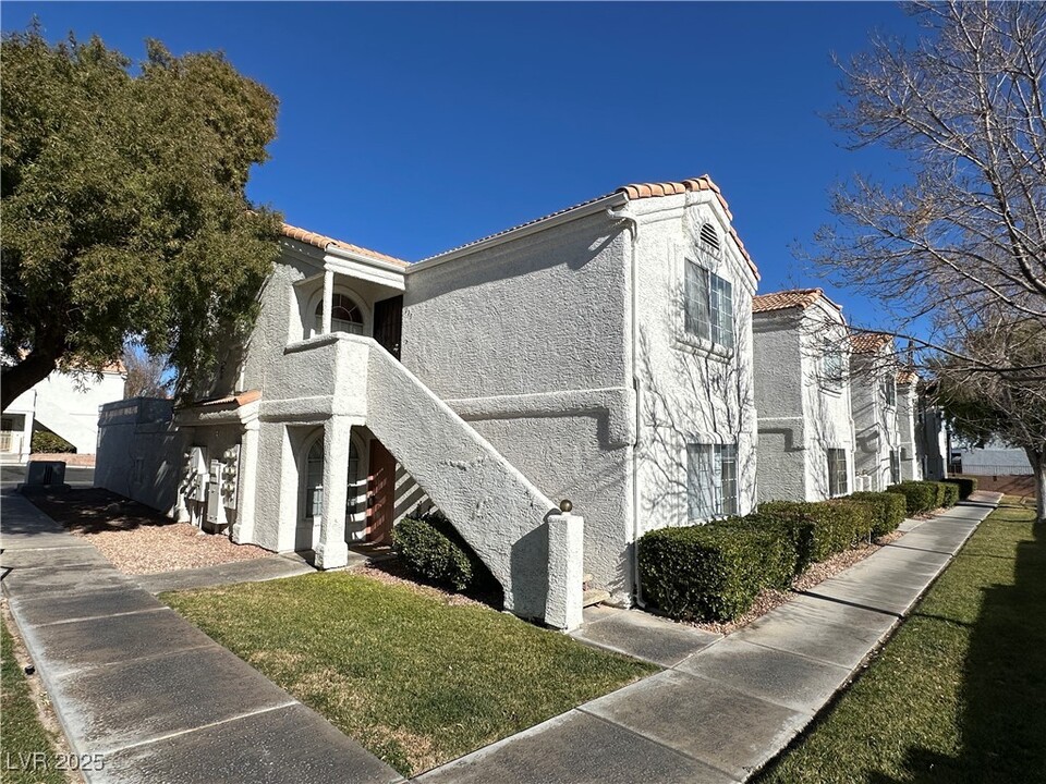 1800 S Edmond St in Las Vegas, NV - Building Photo