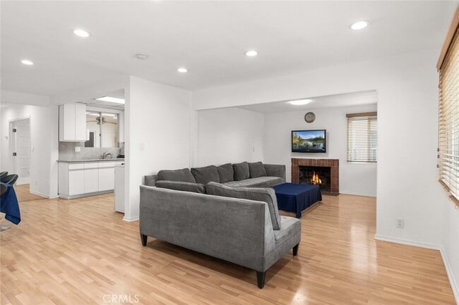 12329 Burton St in Los Angeles, CA - Foto de edificio - Building Photo