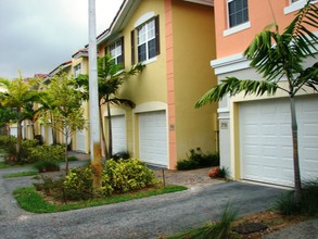 Colonial Palms in Deerfield Beach, FL - Building Photo - Building Photo