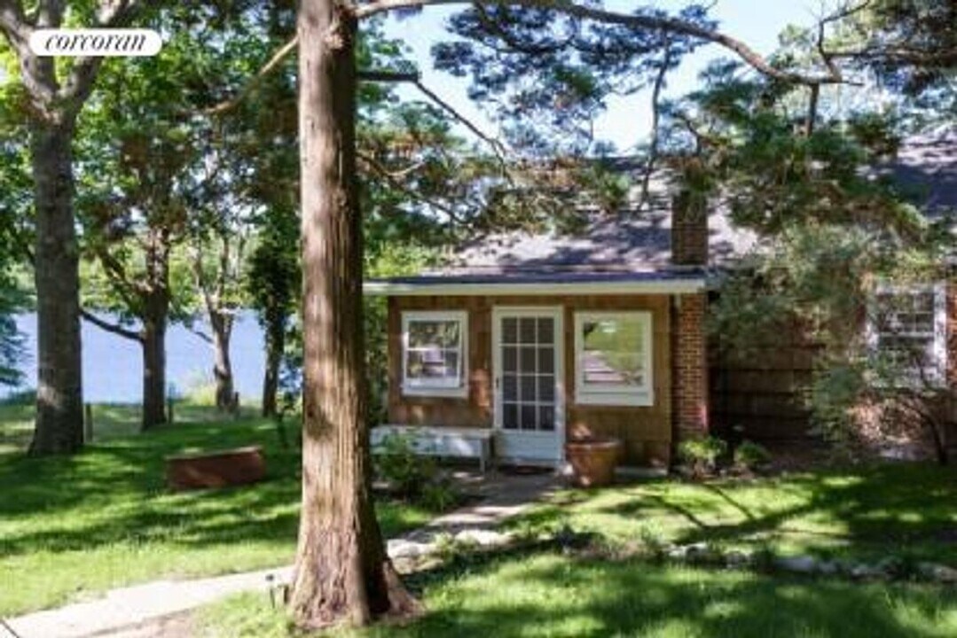 22 W Shore Dr in Southampton, NY - Building Photo
