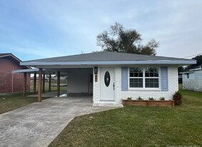 207 S Bowers Ave in Iowa, LA - Building Photo