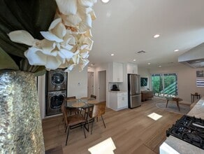 6328 Mary Ellen Ave in Van Nuys, CA - Foto de edificio - Building Photo