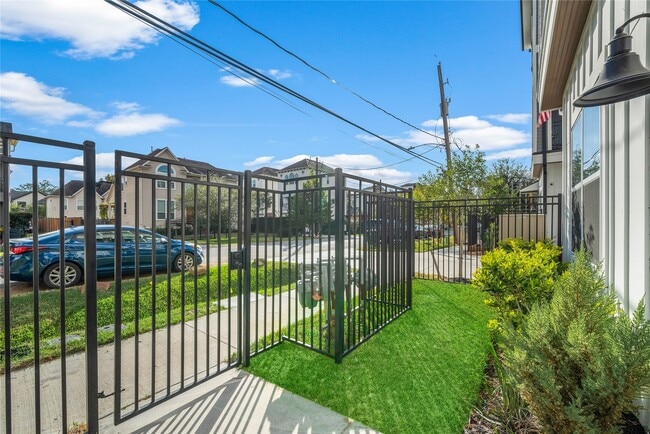 1161 W 24th St in Houston, TX - Building Photo - Building Photo