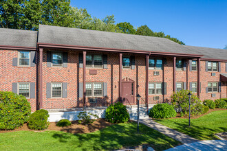 Candlelight Apartments in Glastonbury, CT - Building Photo - Building Photo