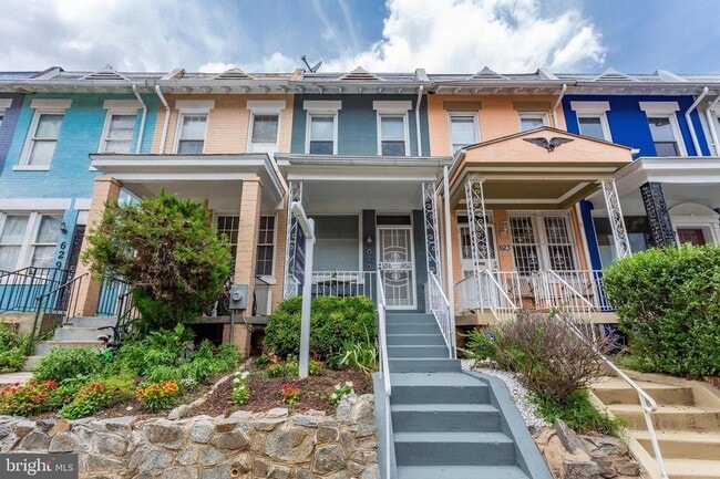 property at 625 Gresham Pl NW