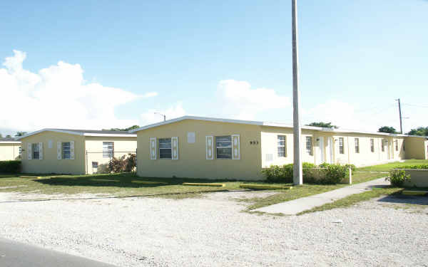 945-969 NW 2nd Ave in Homestead, FL - Foto de edificio - Building Photo