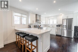 5042 Brady Ave in Burlington, ON - Building Photo - Building Photo