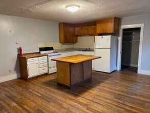 18 Central St in Windsor, VT - Building Photo - Building Photo