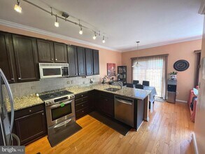 47402 Darkhollow Falls Ter in Sterling, VA - Foto de edificio - Building Photo