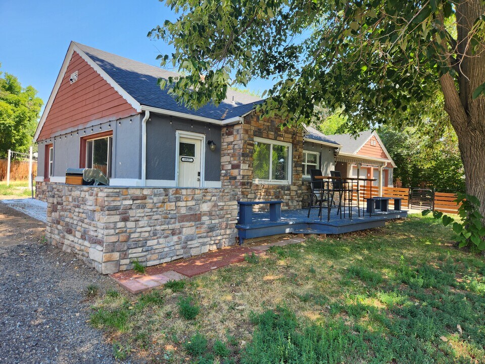 5527 W 8th Ave in Lakewood, CO - Foto de edificio