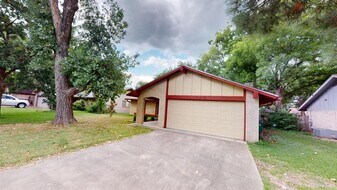 9215 Hunters Trace E in Austin, TX - Building Photo