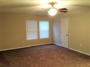 6804 Trevino Way in Florence, KY - Foto de edificio - Building Photo