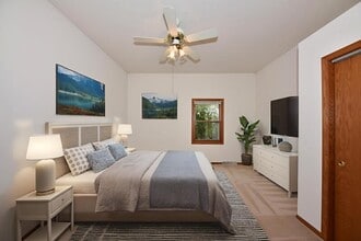 1335 Jensen Ct in Delafield, WI - Building Photo - Building Photo