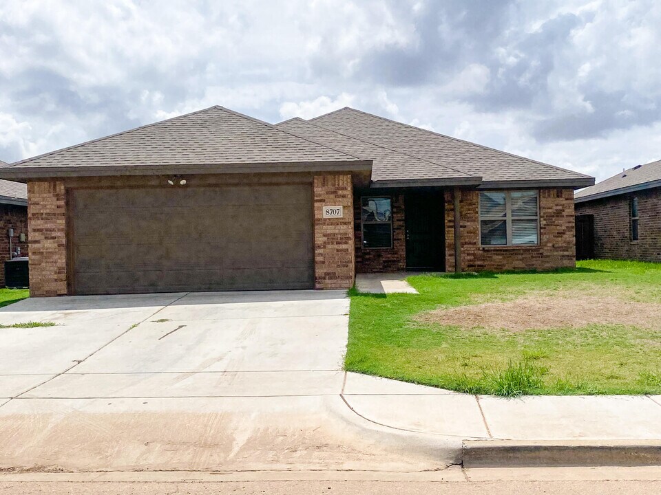 8707 11th St in Lubbock, TX - Building Photo