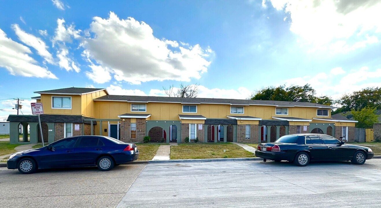 2405 Doreen St in Grand Prairie, TX - Building Photo