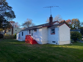 14 Lantern St in Huntington, NY - Building Photo - Building Photo