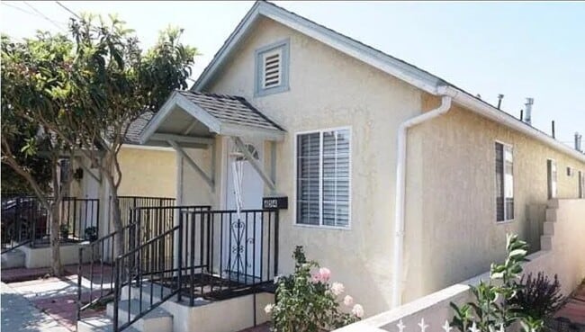 property at 654 W 21st St