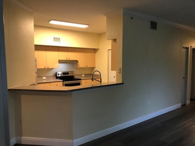 330 Crestwood Cir, Unit 303 in Royal Palm Beach, FL - Building Photo - Building Photo