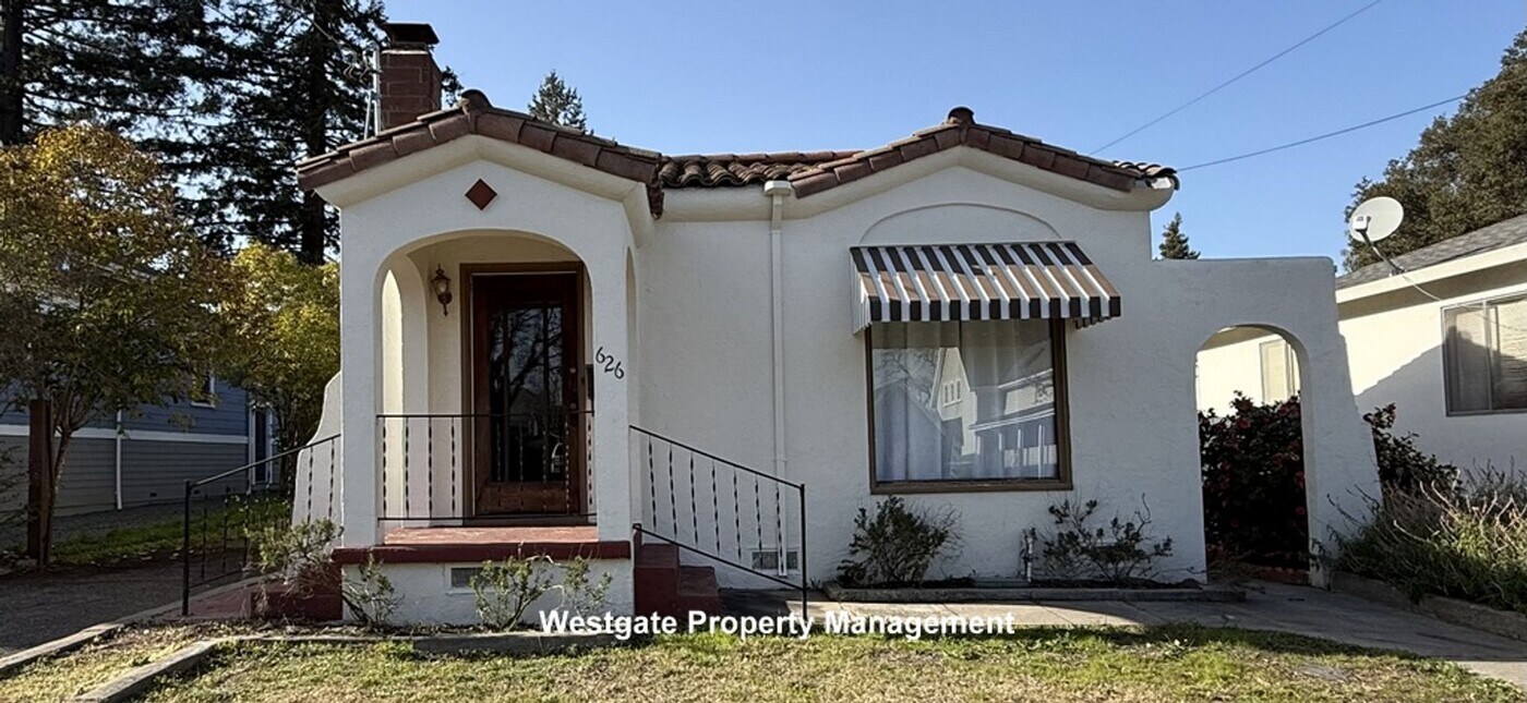626 E St in Petaluma, CA - Building Photo
