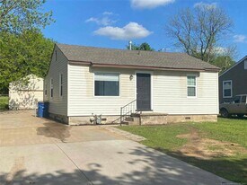 1047 N Louisville Ave in Tulsa, OK - Building Photo