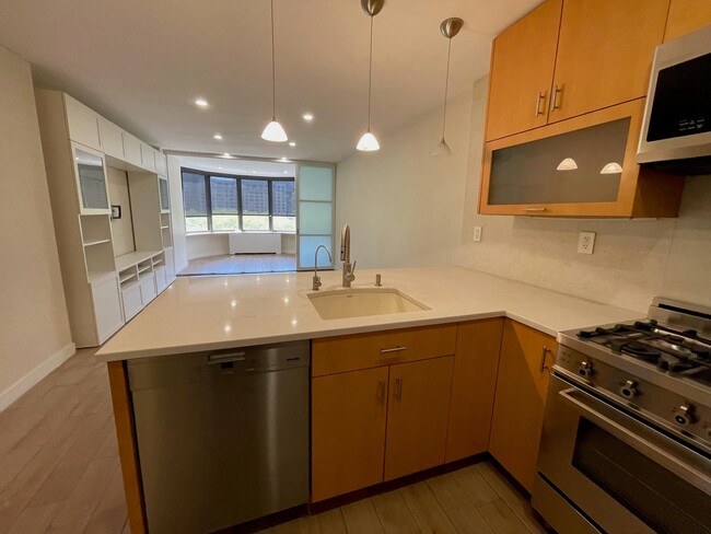 330 E 38th St in New York, NY - Building Photo - Building Photo