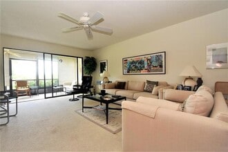 1526 Pelican Point Dr, Unit 144 in Sarasota, FL - Building Photo - Building Photo