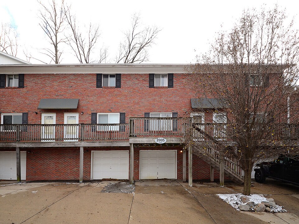 2005 Winnie Dr in Bellevue, NE - Building Photo