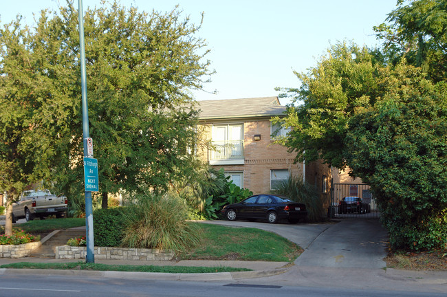 Upper E - The Oaks (OLD) in Dallas, TX - Building Photo - Building Photo