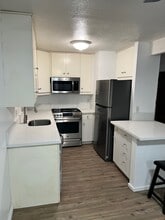 1101 West Macarthur Boulevard, Unit 205 in Santa Ana, CA - Foto de edificio - Building Photo