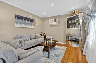 112 Wentworth Ave in Albertson, NY - Building Photo - Building Photo