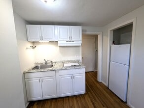 44 Barrington Rd, Unit 1 in Longmeadow, MA - Building Photo - Building Photo