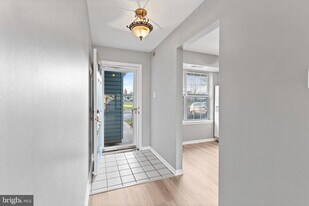 387 Independence Dr in Southampton, PA - Building Photo