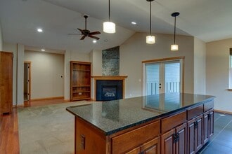 2882 SW Fairway Point Dr in Oak Harbor, WA - Building Photo - Building Photo