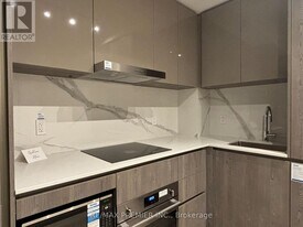 8 Interchange Wy in Vaughan, ON - Building Photo