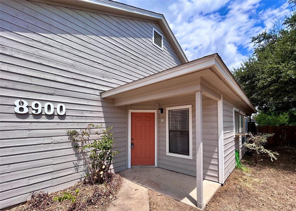 8900 Schick Rd in Austin, TX - Building Photo