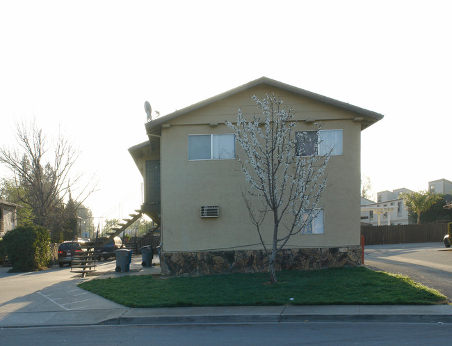 8186 Kelton Dr in Gilroy, CA - Building Photo - Building Photo