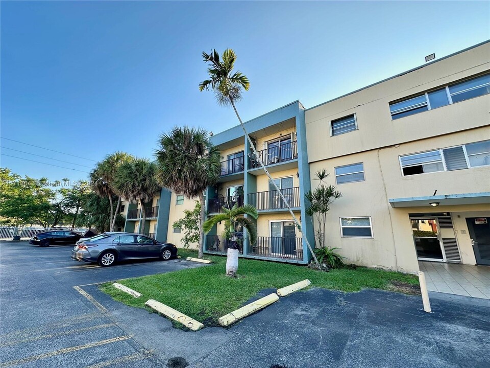 4275 NW South Tamiami Canal Dr, Unit 2-104 in Miami, FL - Building Photo