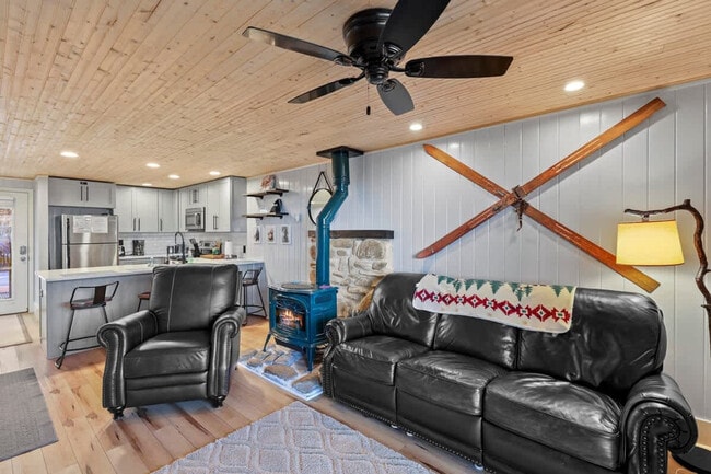 102 Skiview Ln in Beech Mountain, NC - Foto de edificio - Building Photo