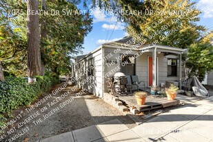 7035 Beach Dr SW in Seattle, WA - Building Photo